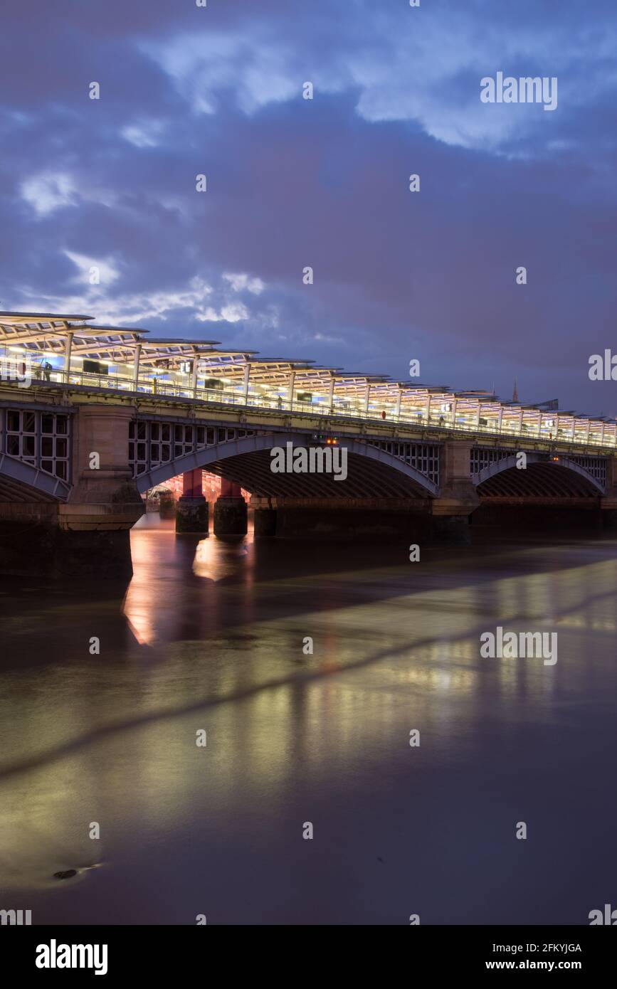 Río iluminado Puente Blackfriars por Joseph Cubitt luces LED cerca Leo Villareal Foto de stock