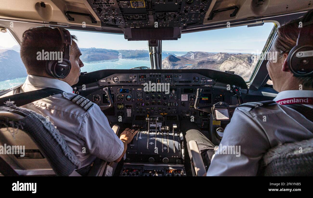 Pilotos en la cabina de un pequeño avión de propulsión, volando sobre el suroeste de Groenlandia Foto de stock