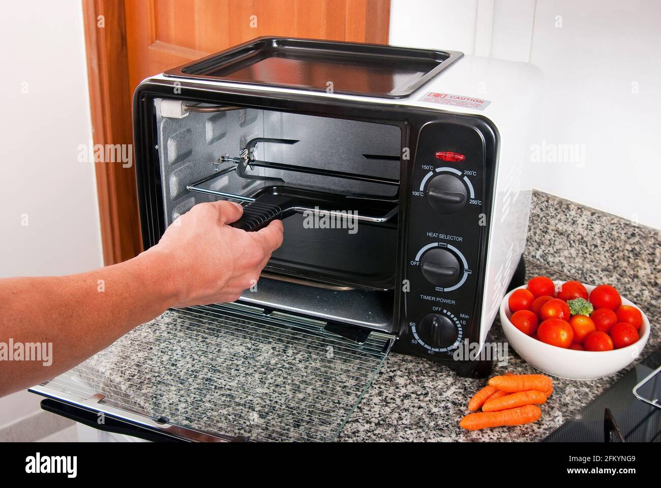 Aparato doméstico; horno tostador, foto en cocina. Foto de stock