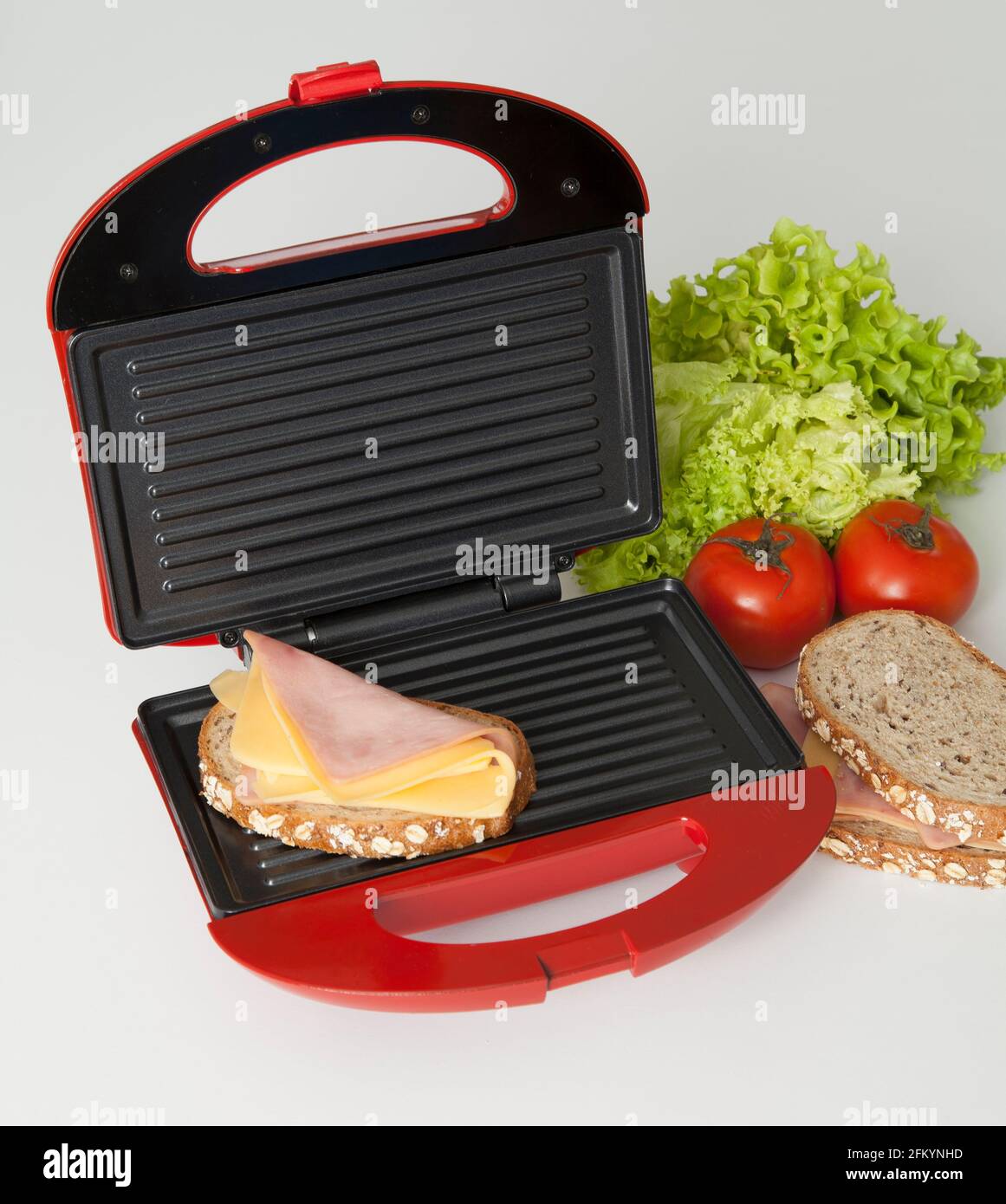 Sandwichera roja con la comida Fotografía de stock - Alamy