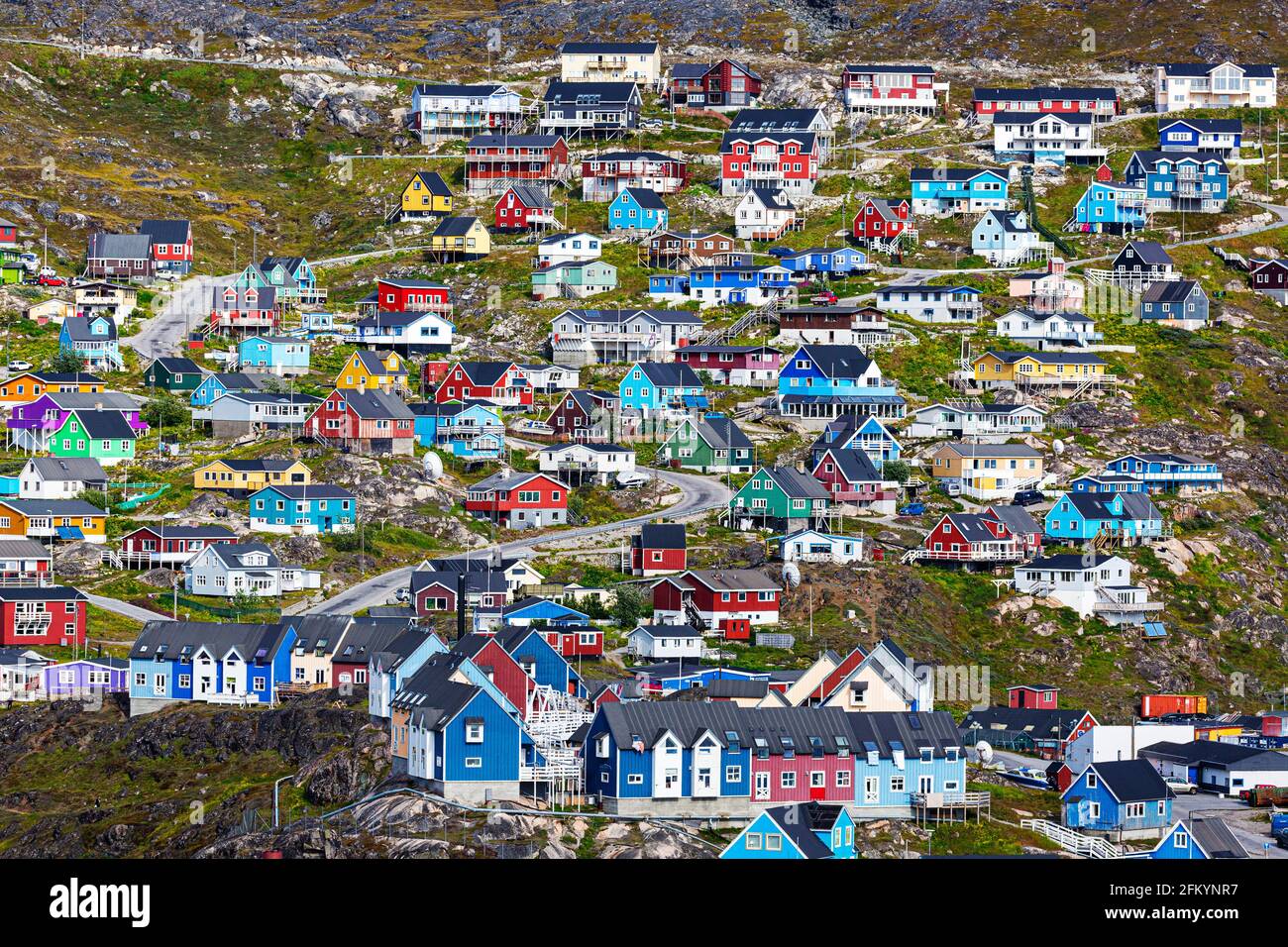 Edificios coloridos en la pequeña aldea groenlandesa de Qaqortoq, anteriormente Julianehåb, en el sur de Groenlandia. Foto de stock
