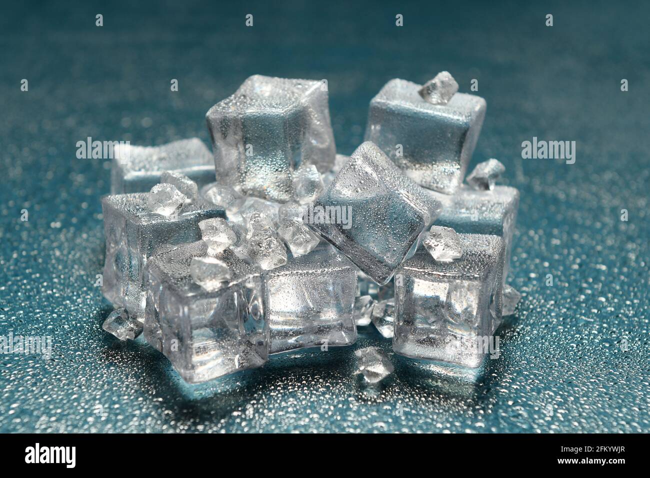 piedra de hielo sobre superficie reflectante de fondo con gotas, idea de un  ambiente frío o un lugar muy frío Fotografía de stock - Alamy