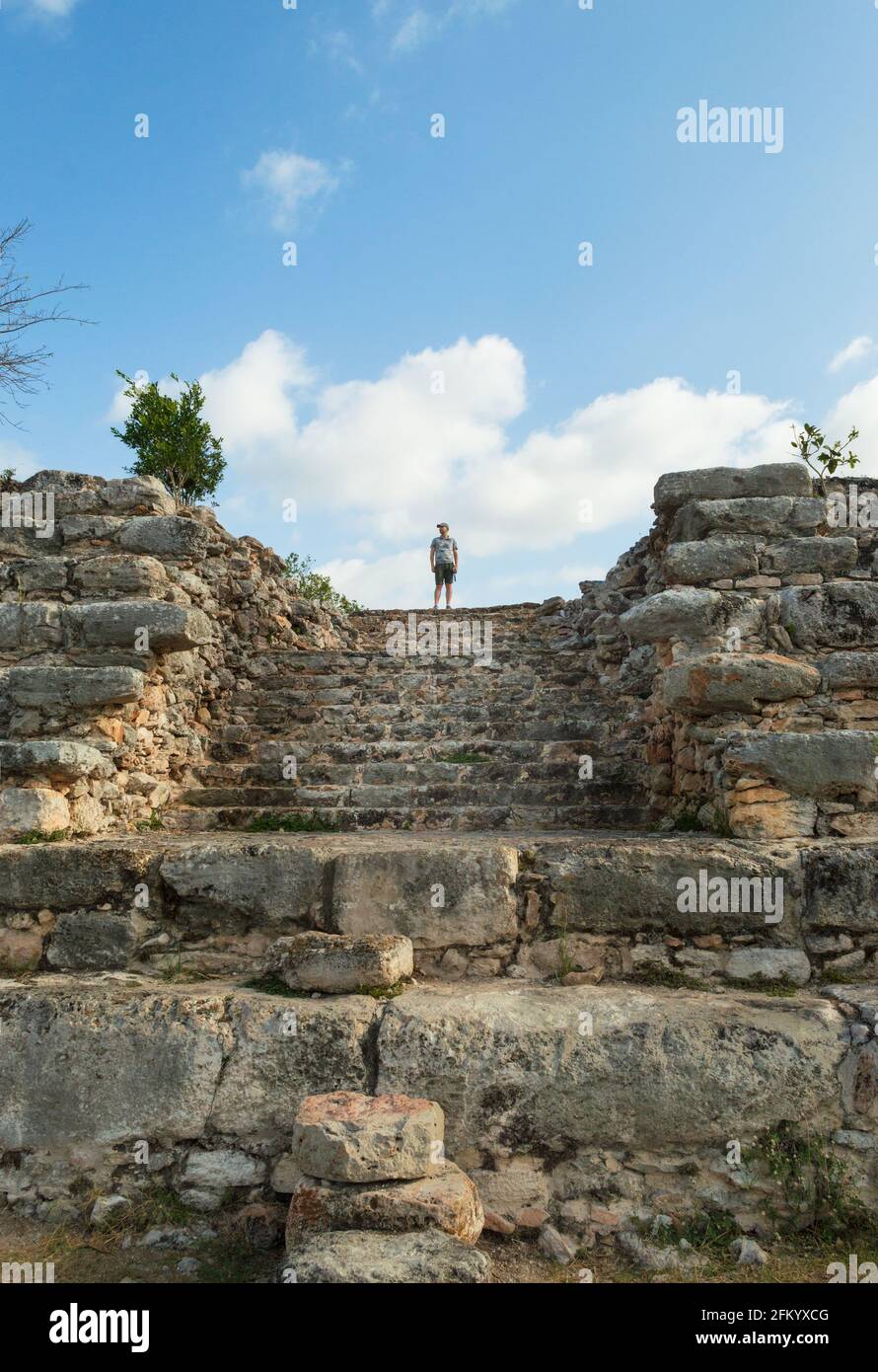 Turista en la cima de las ruinas mayas Kinich Kak Moo, Izamal, Yucatán, México. Foto de stock