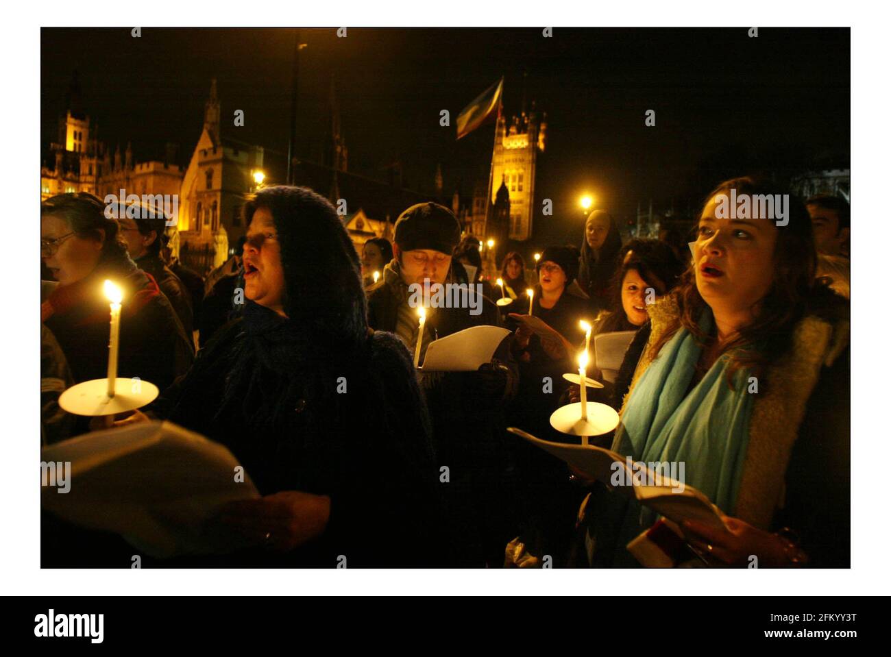 Guerra contra Irak villancicos por la demostración a la luz de las velas  celebrada parliament Square con Brian Haw uniéndose a In.pic David Sandison  21/12/2005 Fotografía de stock - Alamy