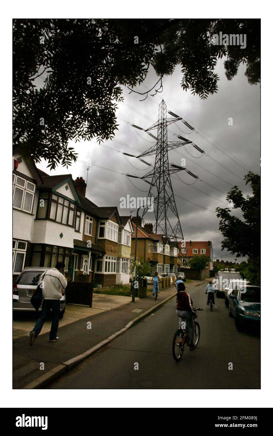 Viviendo bajo pilones eléctricos en la esquina de Morden rd y. Londres rd en  el sur de Londres pic David Sandison 2/6/2005 Fotografía de stock - Alamy