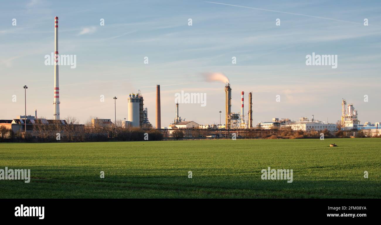 Fumar chimeneas de una fábrica petroquímica en una refinería de petróleo Foto de stock