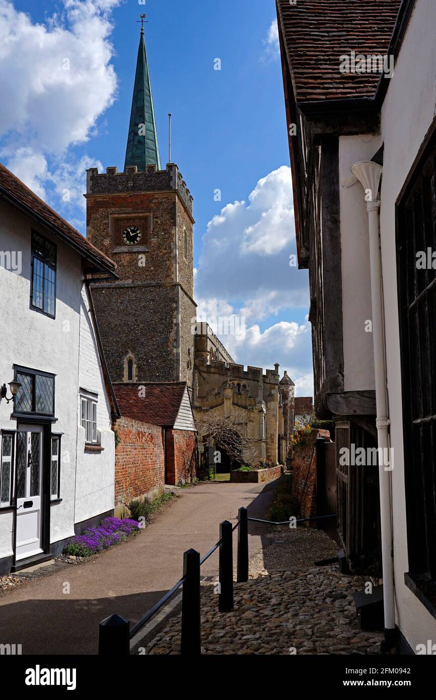 Pueblo de Nayland con casas de madera enmarcada y el antiguo santo James Church, Suffolk, Inglaterra Foto de stock