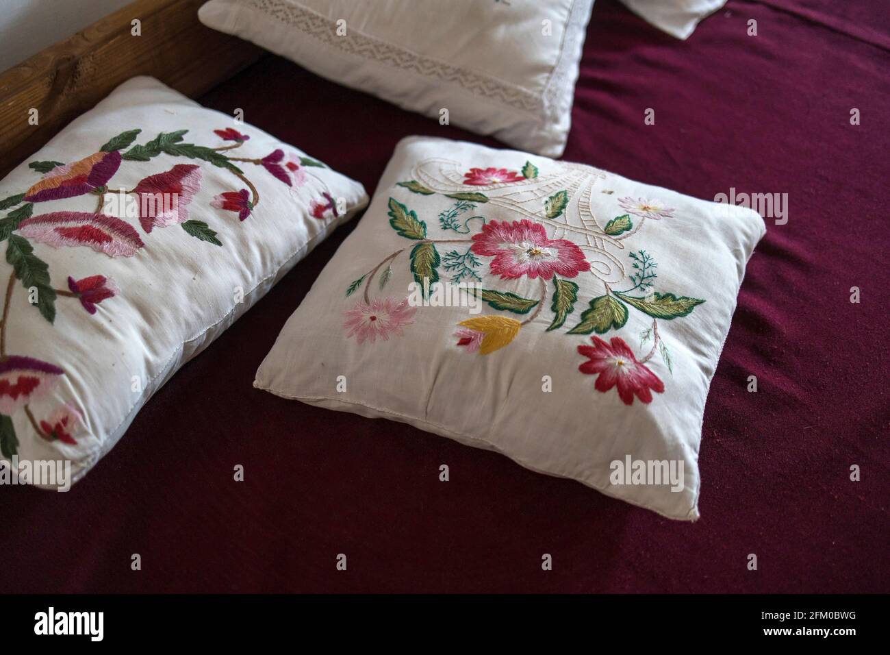 Costuras satinadas bordadas en las fundas de almohada de estilo ruso de la  almohadas tumbadas en la cama Fotografía de stock - Alamy