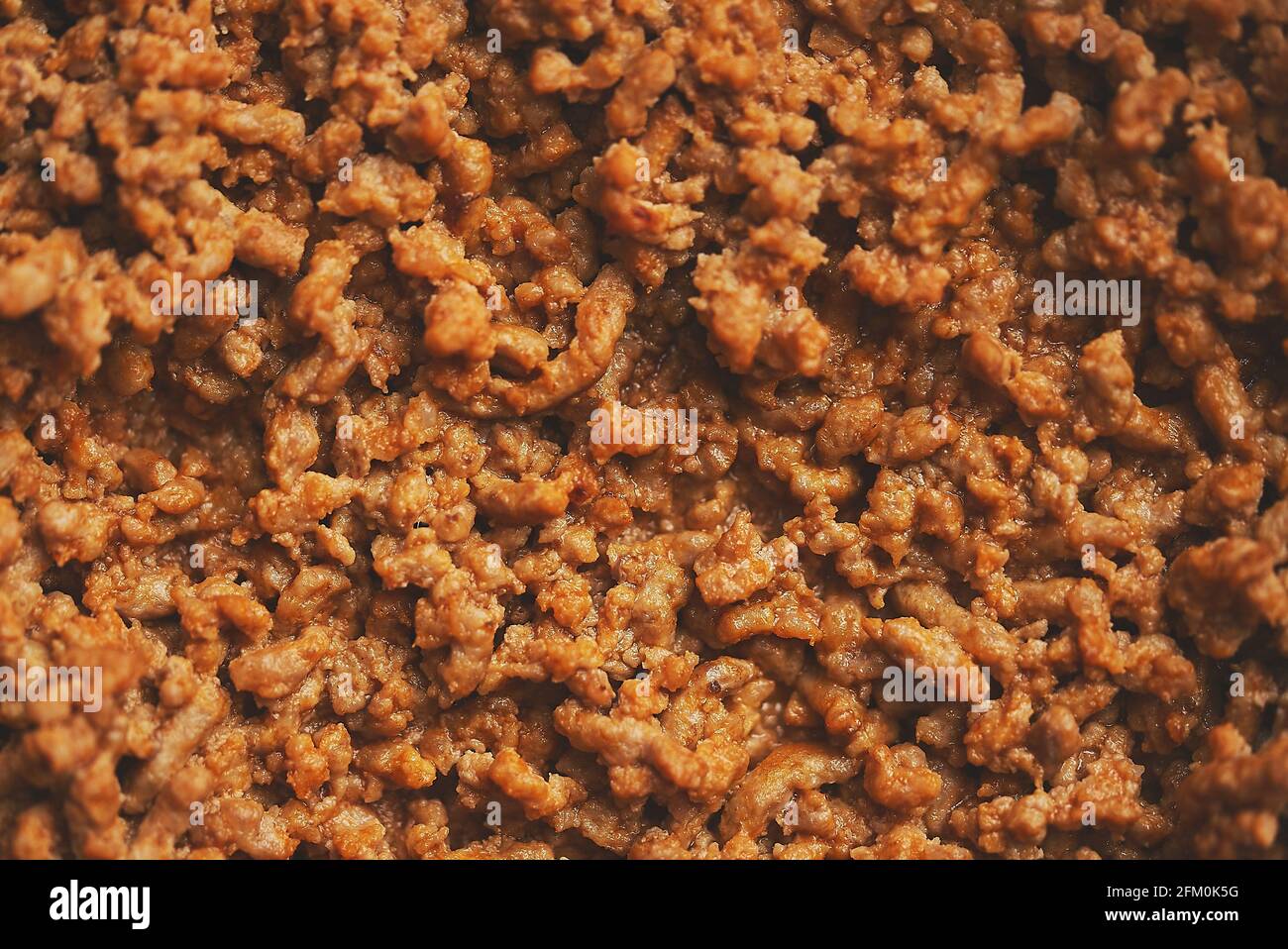 Primer plano de una sartén de hierro negro con carne picada de ternera frita. Foto de stock