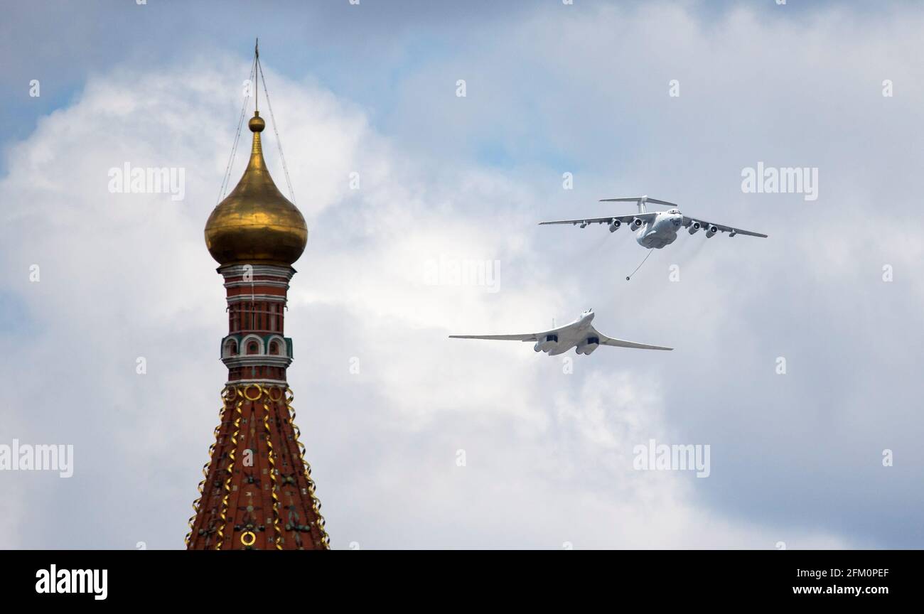 Un tanque aéreo Il-78 demuestra el reabastecimiento de combustible a un bombardero estratégico Tu-160 durante un ensayo de vuelo antes de un desfile en el Día de la Victoria, que marca el aniversario de la victoria sobre la Alemania nazi en la Segunda Guerra Mundial, en Moscú, Rusia, el 5 de mayo de 2021. REUTERS/Shamil Zhumatov Foto de stock