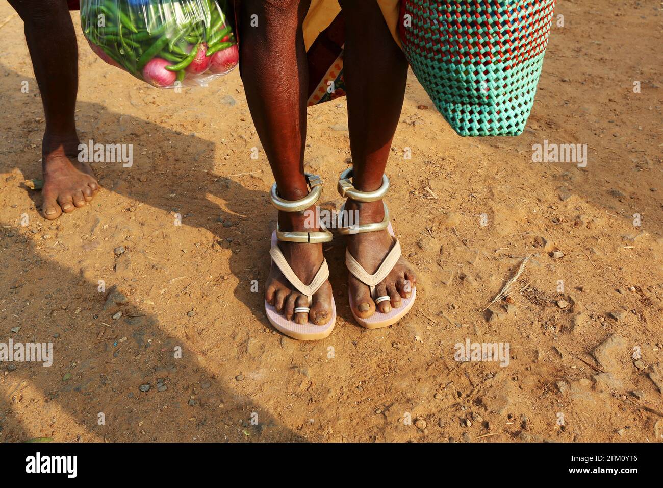 Mujer tribal con joyas de tobillo. Esta foto fue tomada en un mercado semanal en Seethampeta, Andhra Pradesh, India Foto de stock