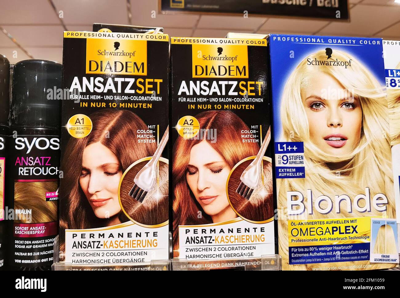 Berlín, Alemania - 22 de abril de 2021: Vista a un estante con paquetes de  tinte para el cabello en un supermercado Fotografía de stock - Alamy