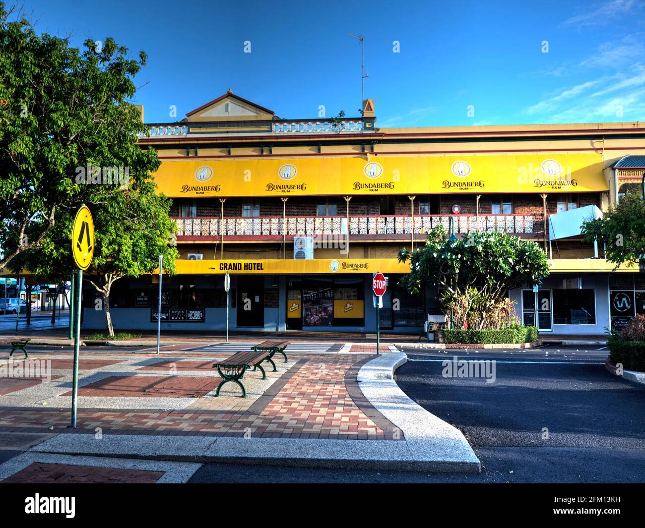 El histórico Grand Hotel (1885) en la calle Bourbong Bundaberg Queensland Australia Foto de stock