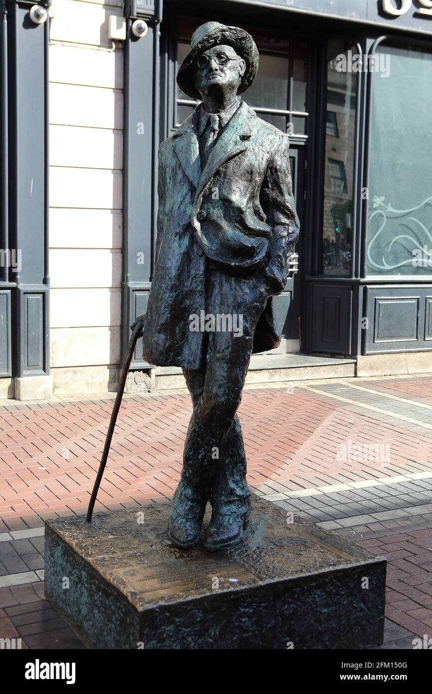 Estatua de James Joyce que se encuentra justo a la salida de O'Connell calle en Dublín Foto de stock