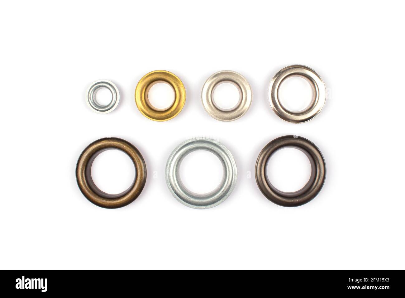 de catálogo de diferentes ojales o remaches metálicos multicolores de latón - anillos de cortinas para fijar la tela a la cornisa, aislados sobre blanco Fotografía de stock -