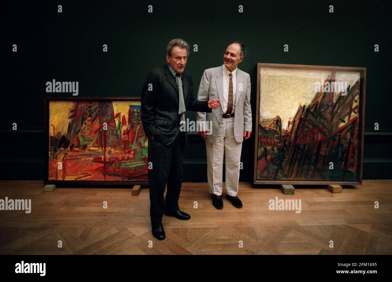 Lucien Freud reunión con Frank Auerbach como la pintura de Auerbach se cuelgan en la acadamia real. 5/9/01 pilston Foto de stock