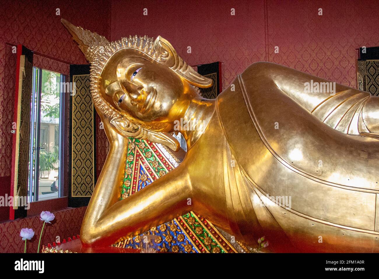 El Buda Reclinante del Templo de Wat Pho en Bangkok. El templo fue fundado en el siglo 16th Foto de stock