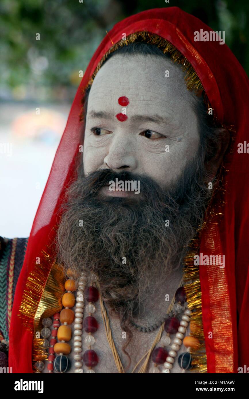 India, Uttarakhand, Haridwar, Kumbh Mela. Un Sadhu un asceta o practicante del yoga (yogui) que ha dado para arriba la búsqueda de los tres primeros objetivos hindúes de Foto de stock