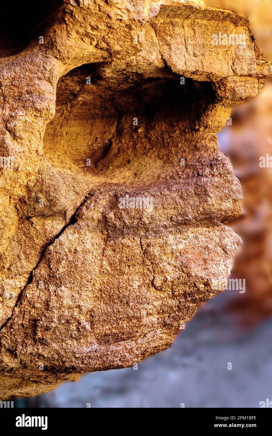 El rostro humano se puede ver en la roca erosionada Pareidolia es la tendencia a la percepción incorrecta de un estímulo como un objeto, patrón o significado conocido a th Foto de stock