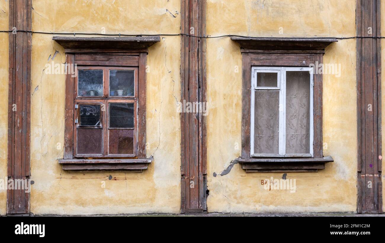 Fachada de una casa de campo con dos ventanas asimétricas con marcos de  madera Fotografía de stock - Alamy