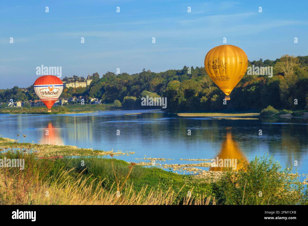 Globo de aire caliente Volando sobre el río Loira Foto de stock