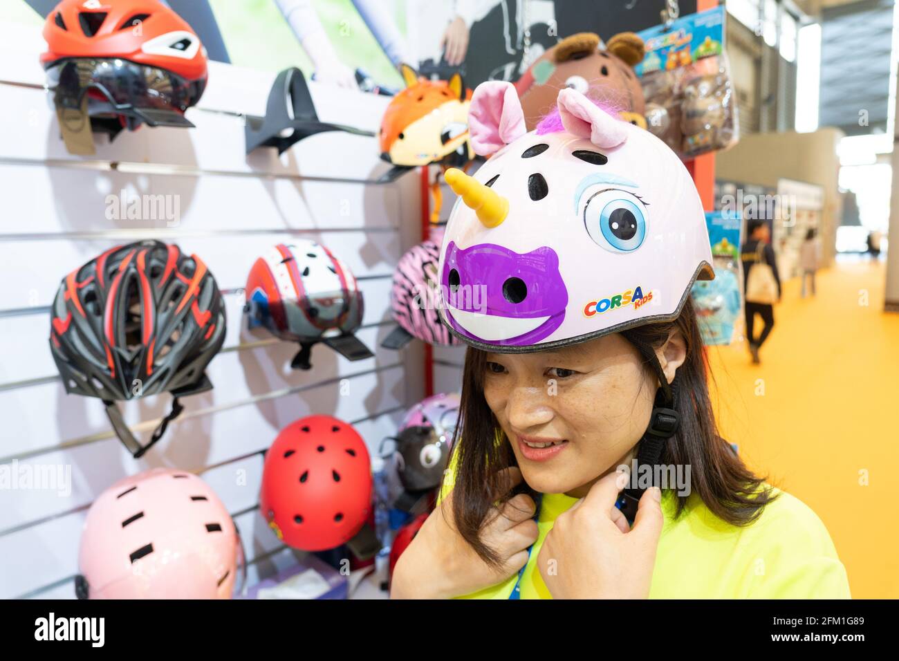Shanghái. 5th de mayo de 2021. Un miembro del personal muestra un casco con forma de figura de dibujos animados durante la Feria Internacional de Bicicletas de China 30th en Shanghai, al este de China, el 5 de mayo de 2021. El evento de cuatro días comenzó aquí el miércoles, atrayendo a más de 1.000 empresas para participar. Crédito: Cai Yang/Xinhua/Alamy Live News Foto de stock