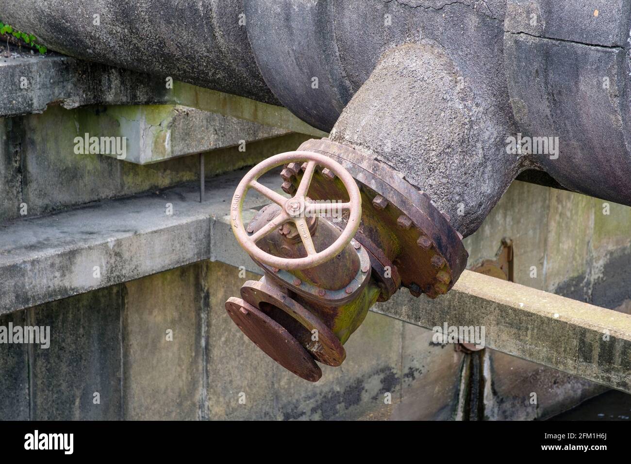 Válvula de corte y tubería sobre el canal de drenaje para el desvío de agua  de lluvia desde las calles de la ciudad en Nueva Orleans, Louisiana,  Estados Unidos Fotografía de stock -