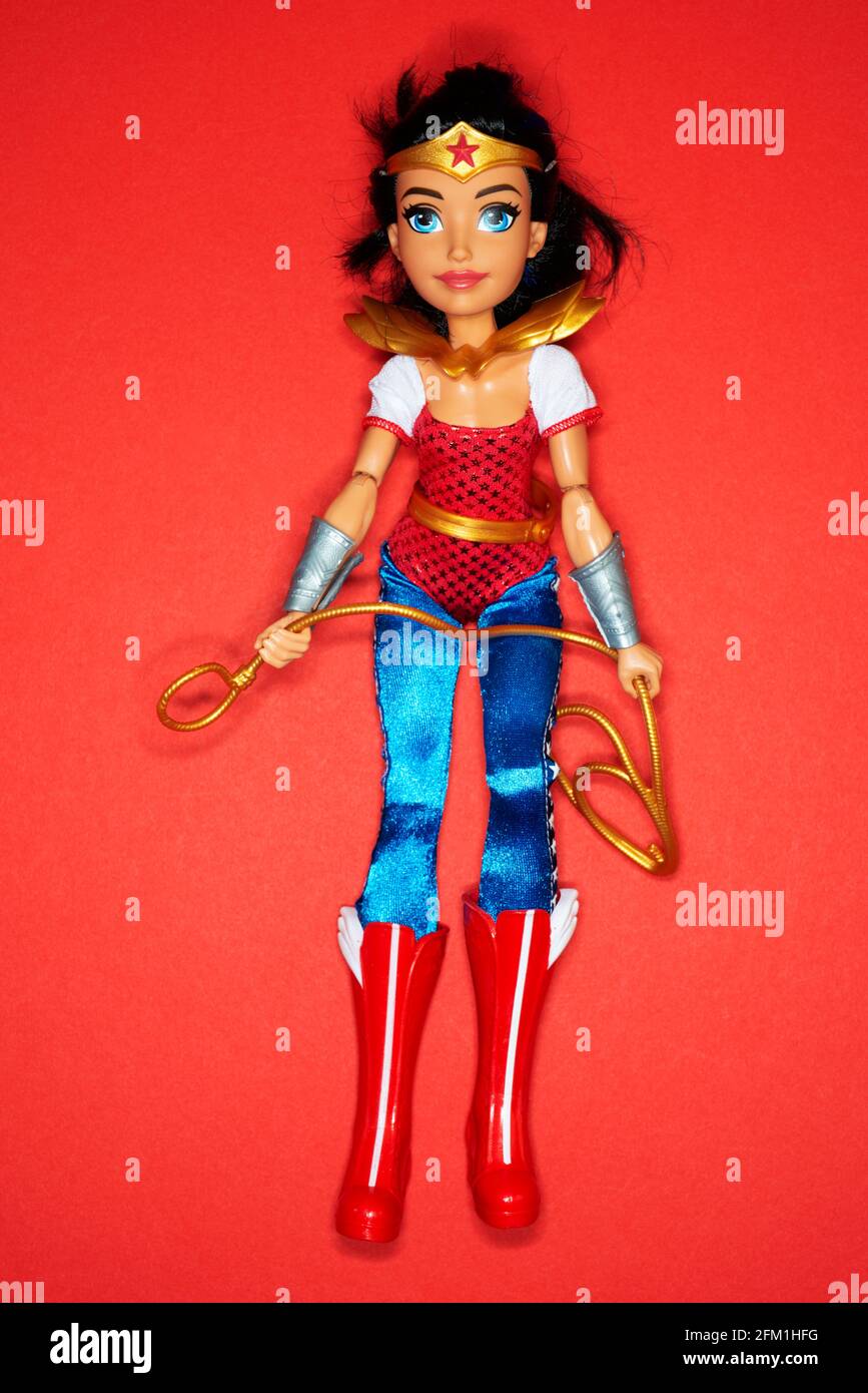 Muñeca de juguete de mujer maravilla fotografías e imágenes de alta  resolución - Alamy