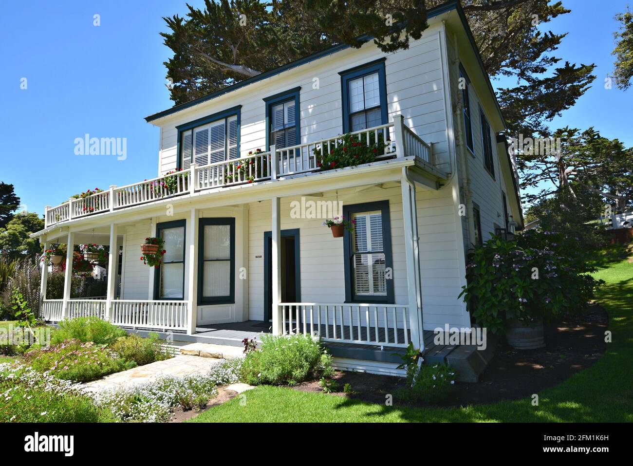 Paisaje con una casa de campo de estilo renacentista de Normandía en el  campo de Carmel-by-the-Sea, Monterey County California Estados Unidos  Fotografía de stock - Alamy