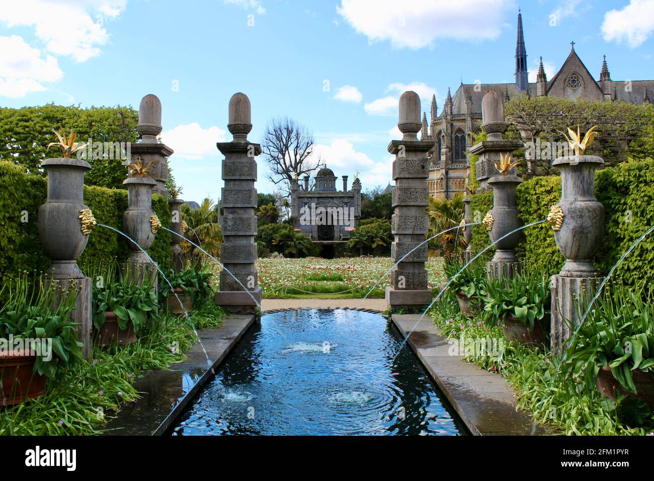 Festival de Tulipanes del Castillo de Arundel - 2021 - Agua ornamental con catedral en el fondo. Foto de stock