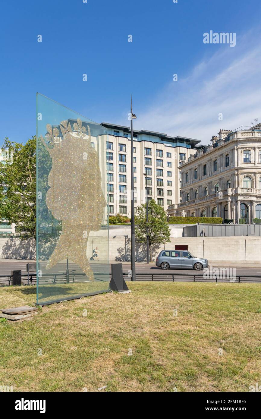Julio de 2020. Londres. Escultura de 1 millones de Reina por Matt Marga, Londres, Inglaterra Foto de stock