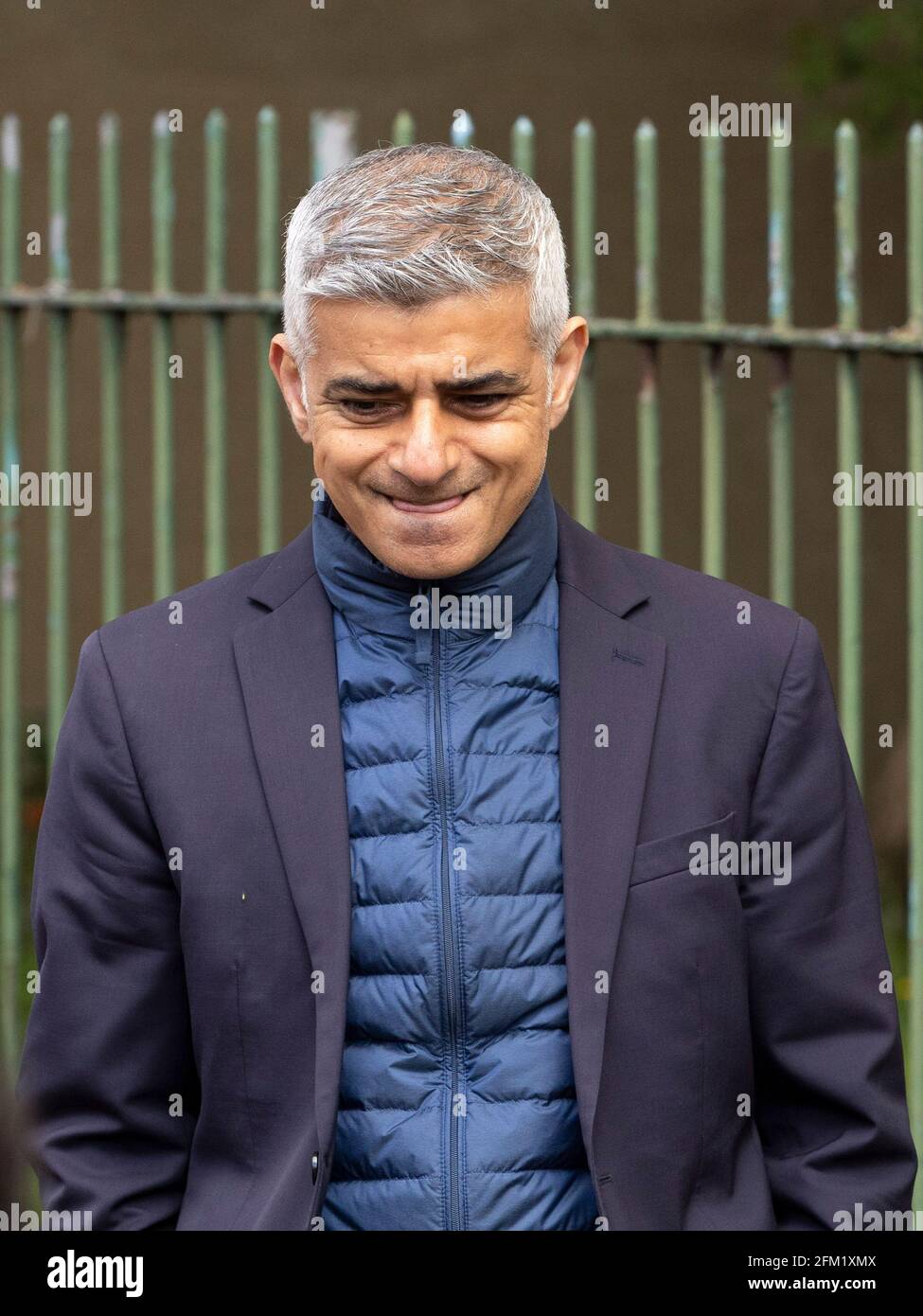 El alcalde laborista de Londres Sadiq Khan se reúne con los lugareños en Waltham Forest el 5th de mayo de 2021, el último día de campaña para las elecciones locales Foto de stock