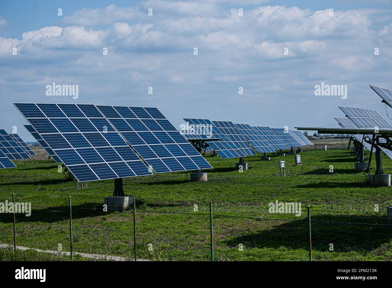 Células solares, o módulo solar, o paneles solares en una planta de energía  solar. Las baterías absorben la luz del sol y utilizan energía de la luz para  generar electricidad Fotografía de