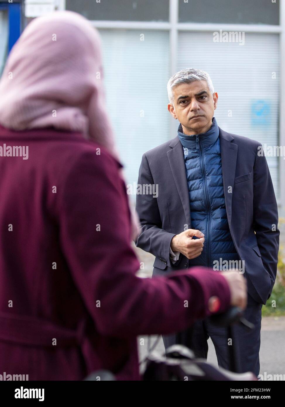 El alcalde laborista de Londres Sadiq Khan se reúne con los lugareños en Waltham Forest el 5th de mayo de 2021, el último día de campaña para las elecciones locales Foto de stock