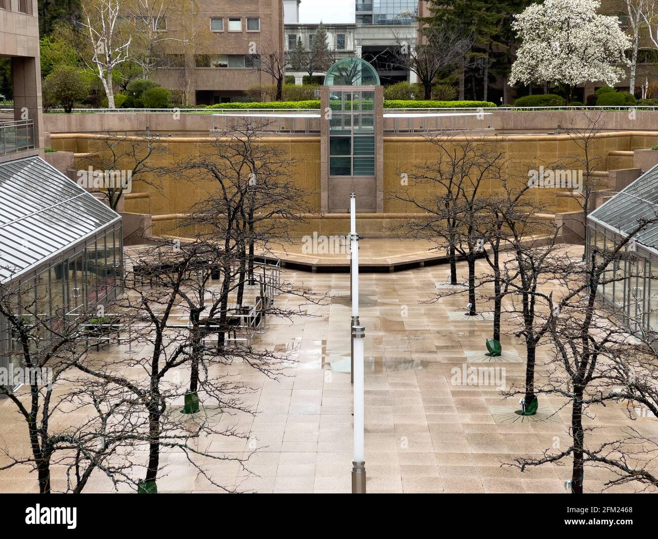Pequeña vista simétrica de una plaza en el Centro Norteamericano ubicado en Yonge Street cerca de la estación Finch TTC en Toronto, Canadá Foto de stock