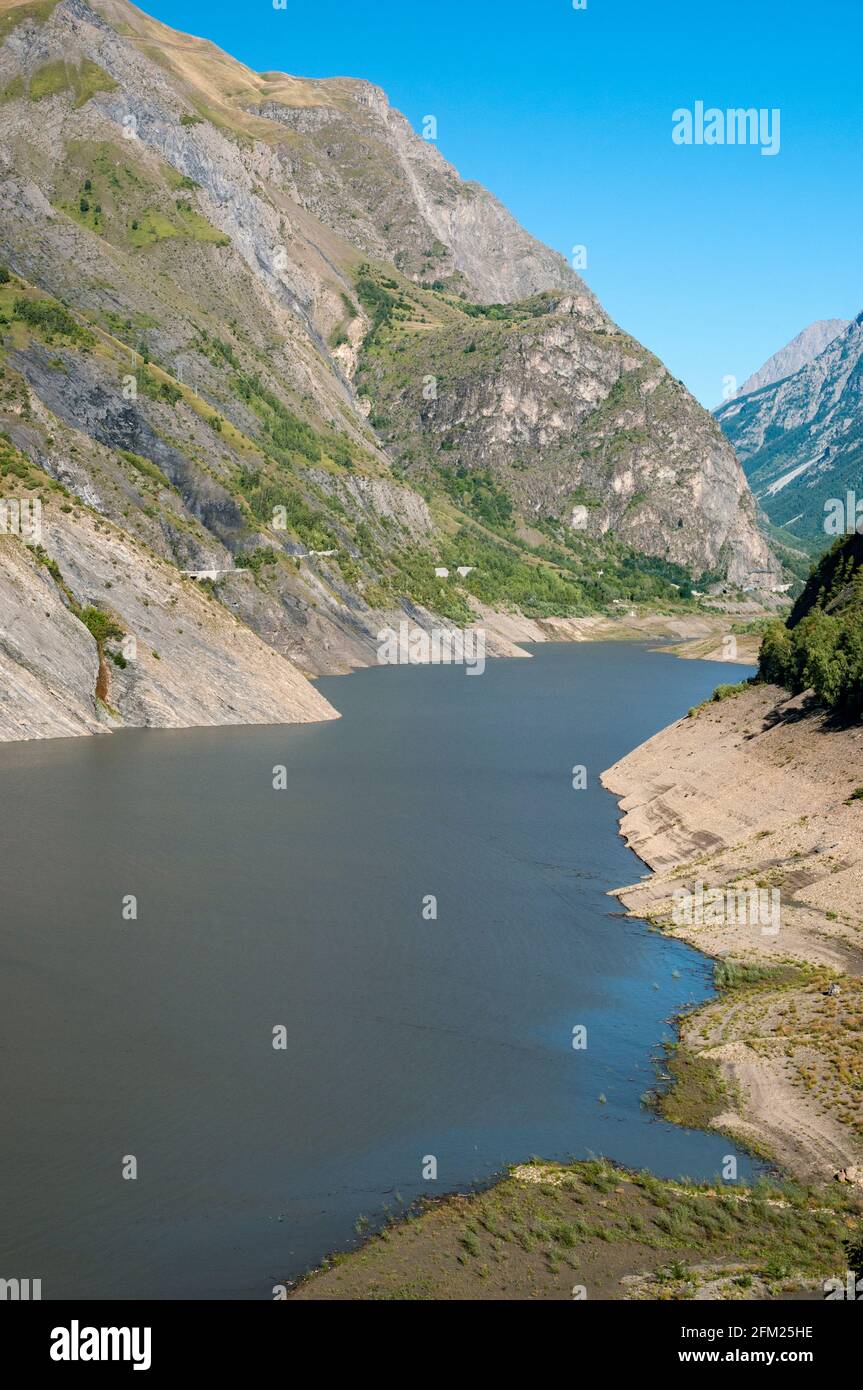 Lac du Chambon presa a lo largo de la carretera D1091, Isère (38), en Oisans, Auvergne-Rhone-Alpes, Francia. La presa se encuentra cerca de les Deux-Alpes resort. Foto de stock