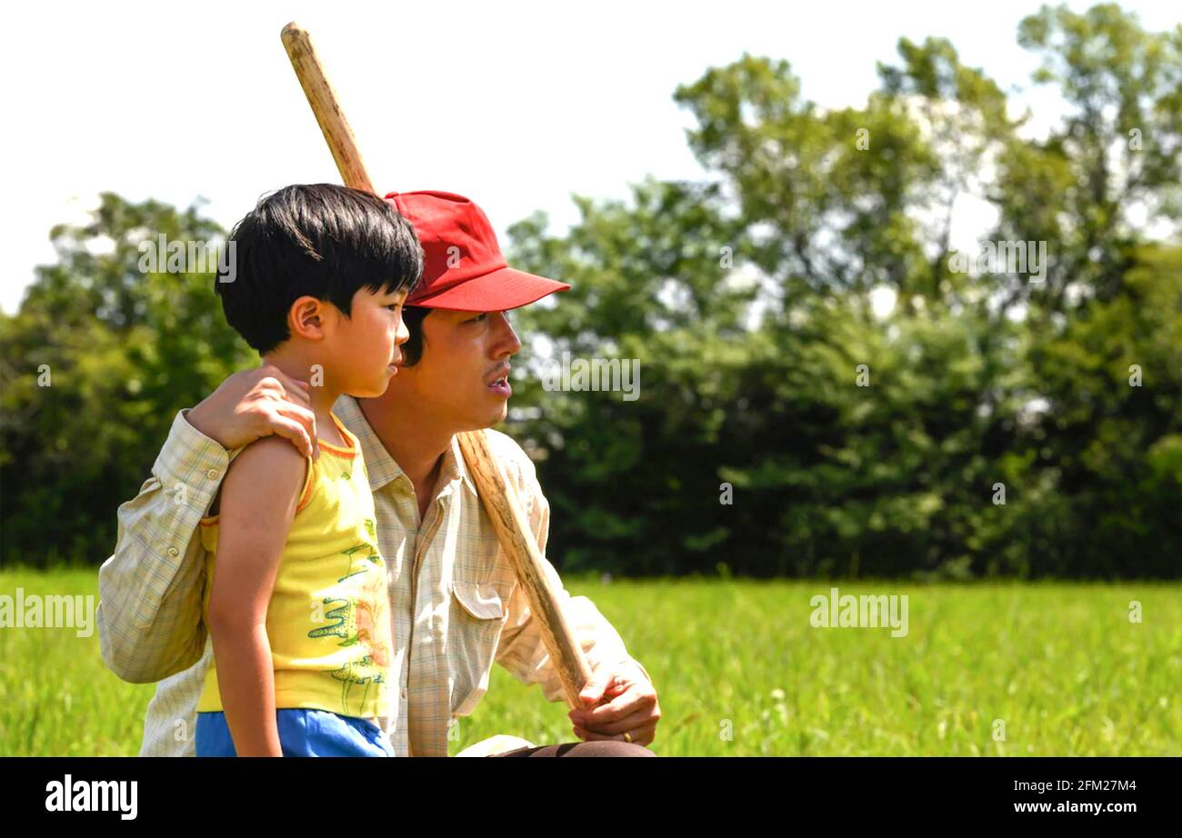 MINARI 2020 A24 película con Steven Yeun a la derecha como Jacob Yi y Alan Kim como su hijo David Foto de stock