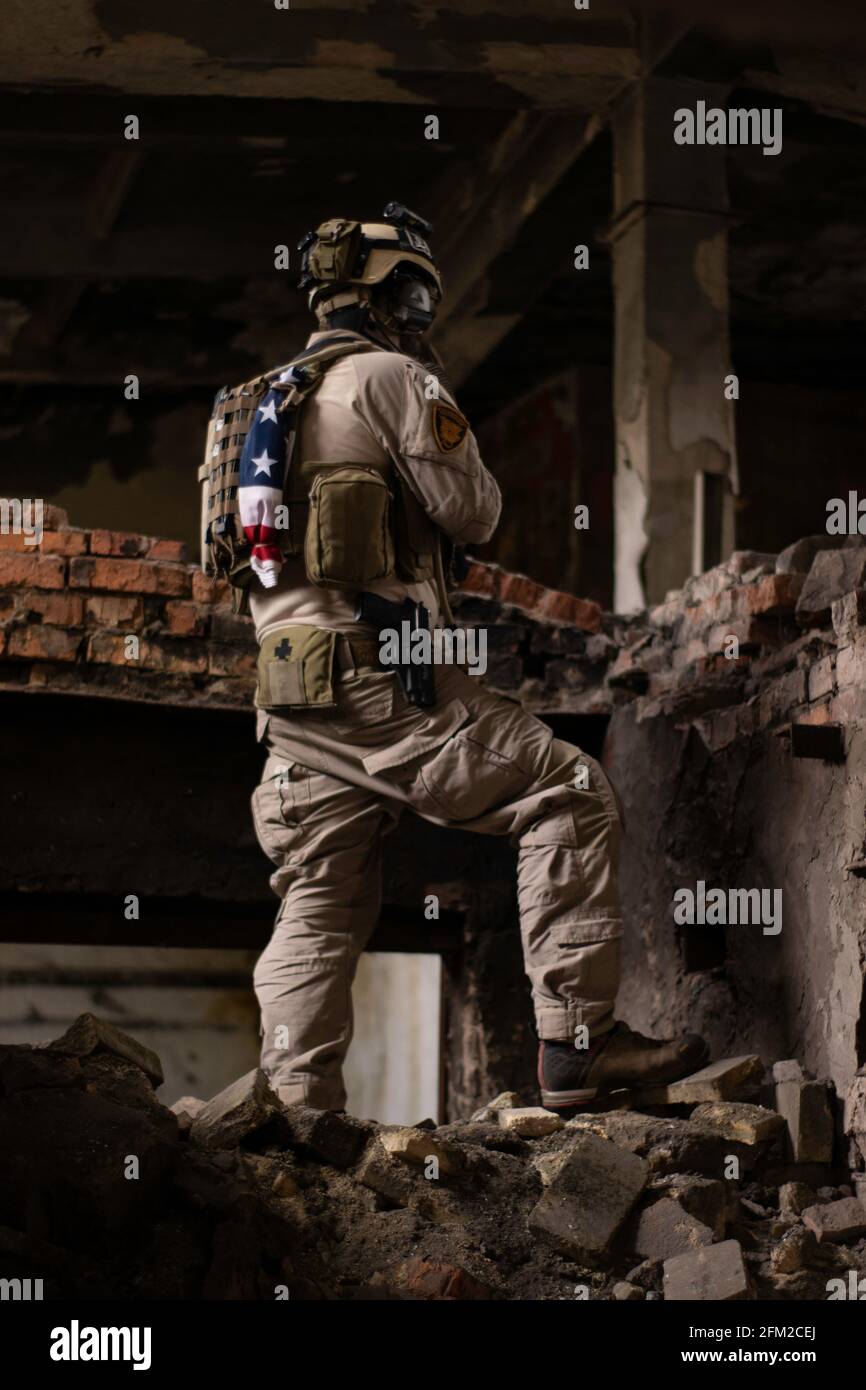 Dos tipos con uniformes militares estadounidenses se ponen de pie sobre  piedras en un edificio en ruinas, juego de deportes aerosuaves, simulación  de fuerzas militares Fotografía de stock - Alamy