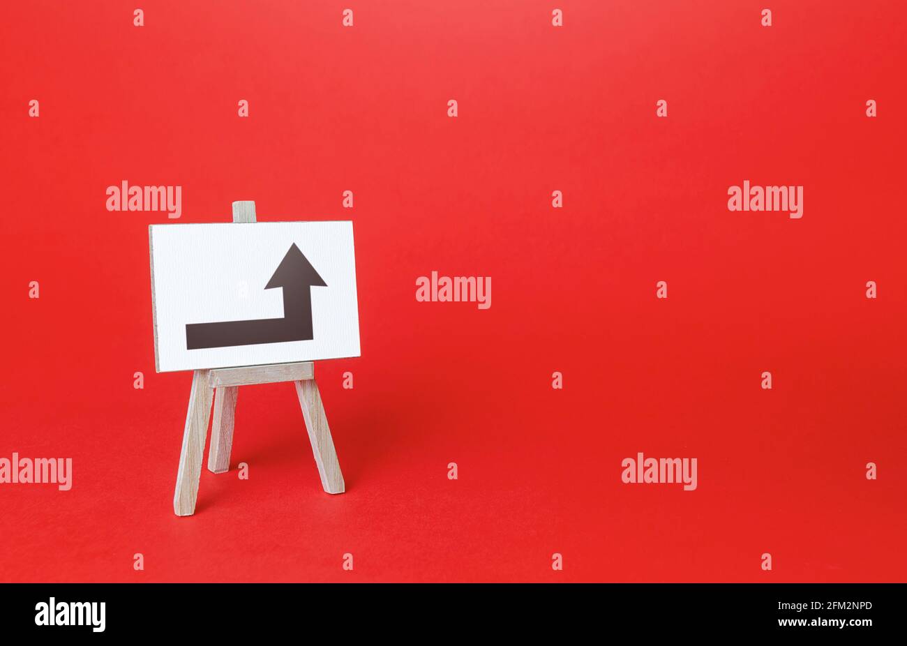 Caballete con una flecha de giro a la derecha. Minimalismo. Dirección para moverse a la izquierda. Publicidad. Obscurecer los obstáculos, avanzar hacia la meta. Nuevas reglas. Copiar Foto de stock