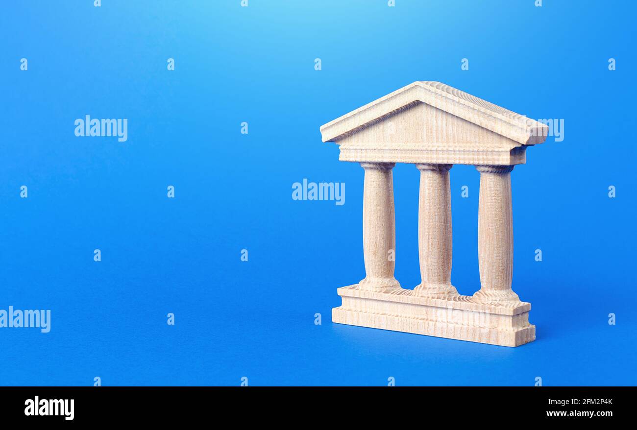 Edificio con columnas de estilo antiguo. Banca, educación, gobierno. Concepto de administración municipal, banco, universidad, tribunal o biblioteca. R Foto de stock