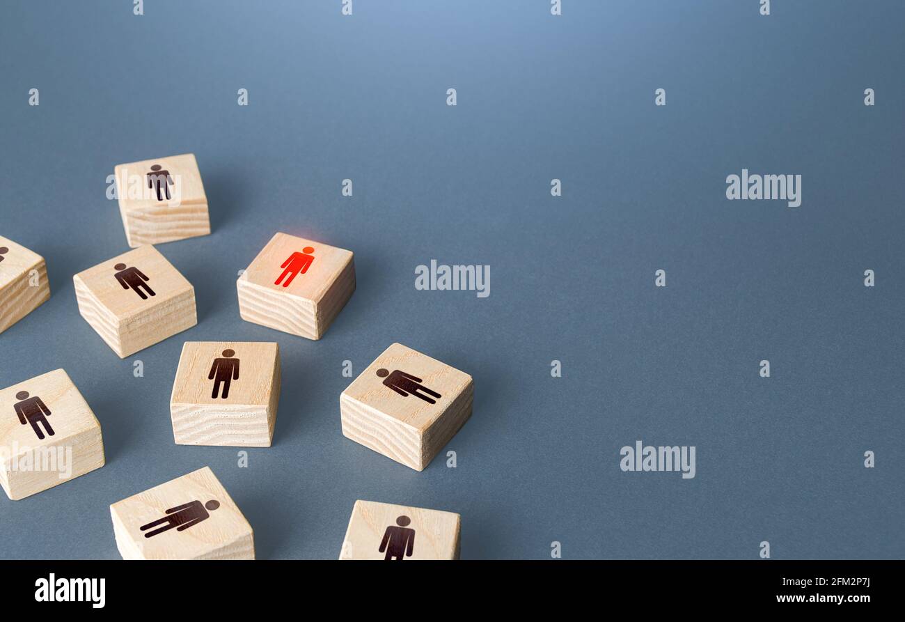 El hombre resaltado en rojo entre bloques de personas al azar. Reclutamiento, personal. Recursos humanos. Agencia de empleo. Encontrar personas infectadas. Contratación de talento p Foto de stock