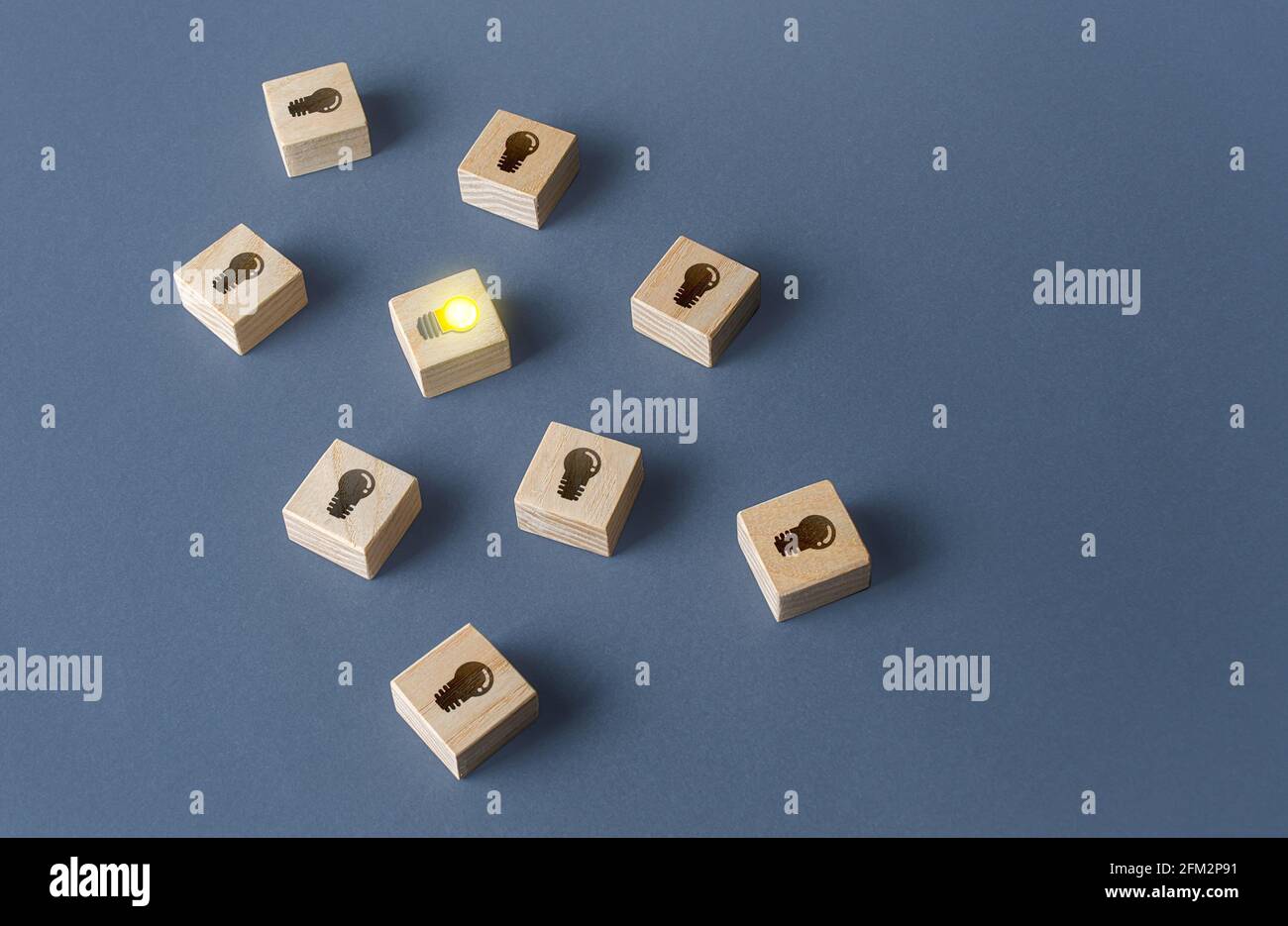 Una bombilla de luz brillante entre muchos apagados. Elija la mejor idea. Inversión en una prometedora y exitosa tecnología de puesta en marcha. Buscar talentos. Primero de A. Foto de stock