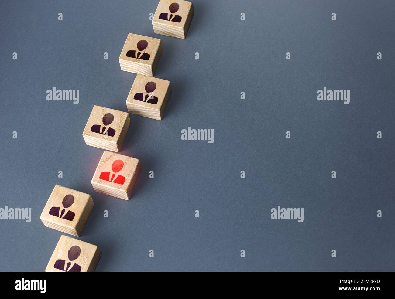 Figura roja de un hombre de negocios en una cadena de personas. Violación de la integridad del sistema, no conformista. Burnout en el trabajo, físico y psicologi Foto de stock