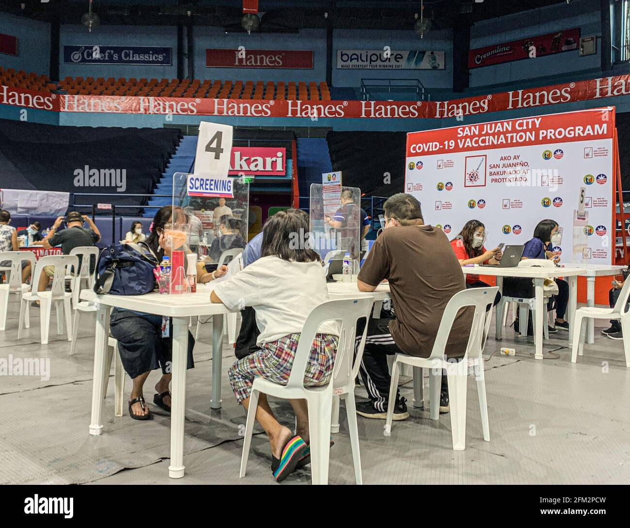 Segunda dosis de la vacuna COVID-19 para la categoría A3 (ciudadano mayor y persona con comorbilidad) aquí en el estadio FilOil Flying V, en la ciudad de San Juan. Filipinas alcanzó su marca de 1 millones de casos de covid el pasado 26 de abril, mientras que sólo alrededor del 0,99 por ciento de la población estimada de 110 millones de habitantes del país tiene al menos una inyección de la vacuna y sólo el 0,15 por ciento que ha recibido dos dosis. Filipinas. Foto de stock