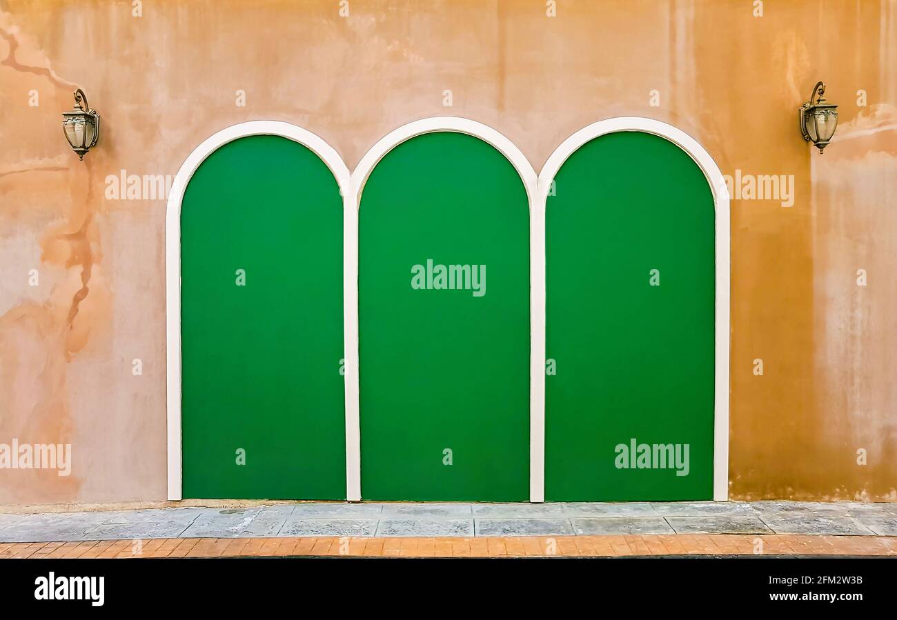 Puertas de concreto fotografías e imágenes de alta resolución - Alamy