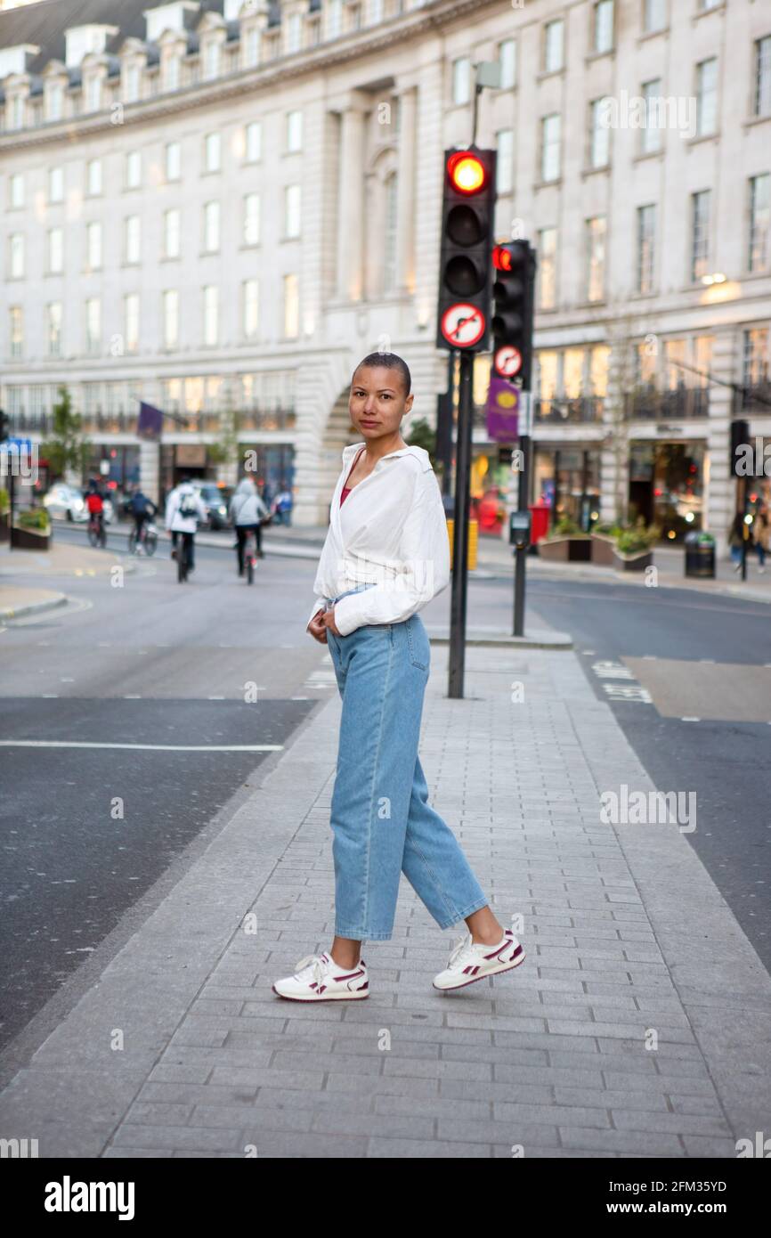 Londres, Reino 18th de Abr de Un modelo con una camisa blanca y Jeans, Reebok zapatillas durante un photohoot estilo calle en el centro de Londres. Crédito: Pietro Recchia/SOPA Images/ZUMA