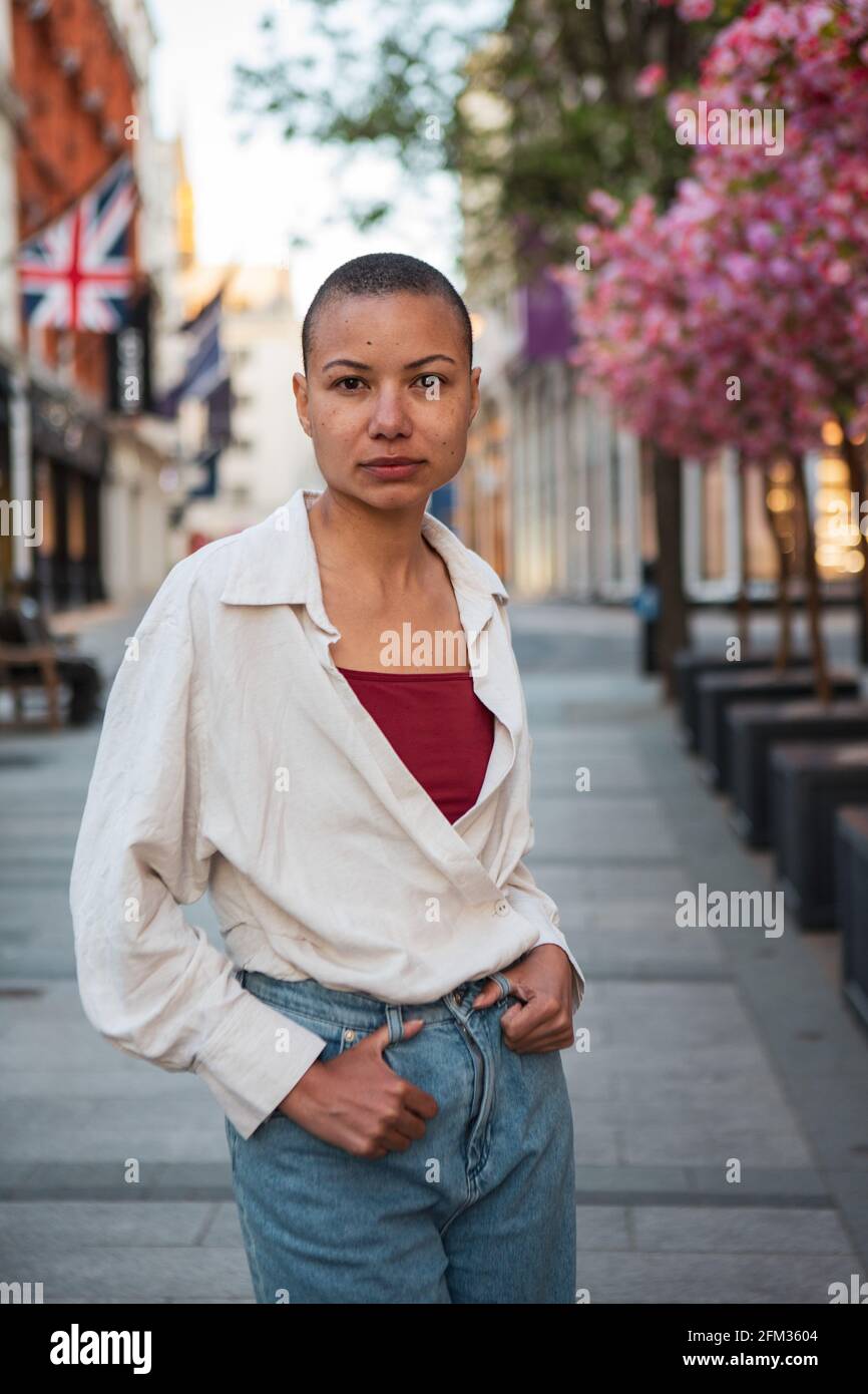 Londres, Reino Unido. 18th de Abr de 2021. Un modelo con una camisa blanca  y Jeans, Reebok zapatillas durante un photohoot estilo calle en el centro  de Londres. Crédito: Pietro Recchia/SOPA Images/ZUMA