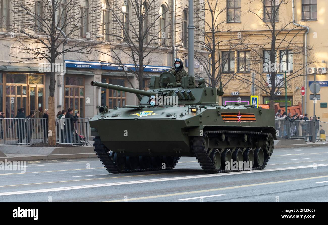 30 de abril de 2021 Moscú, Rusia. El combate ruso rastreó el vehículo flotante BMD-4M en la calle Tverskaya de Moscú. Foto de stock