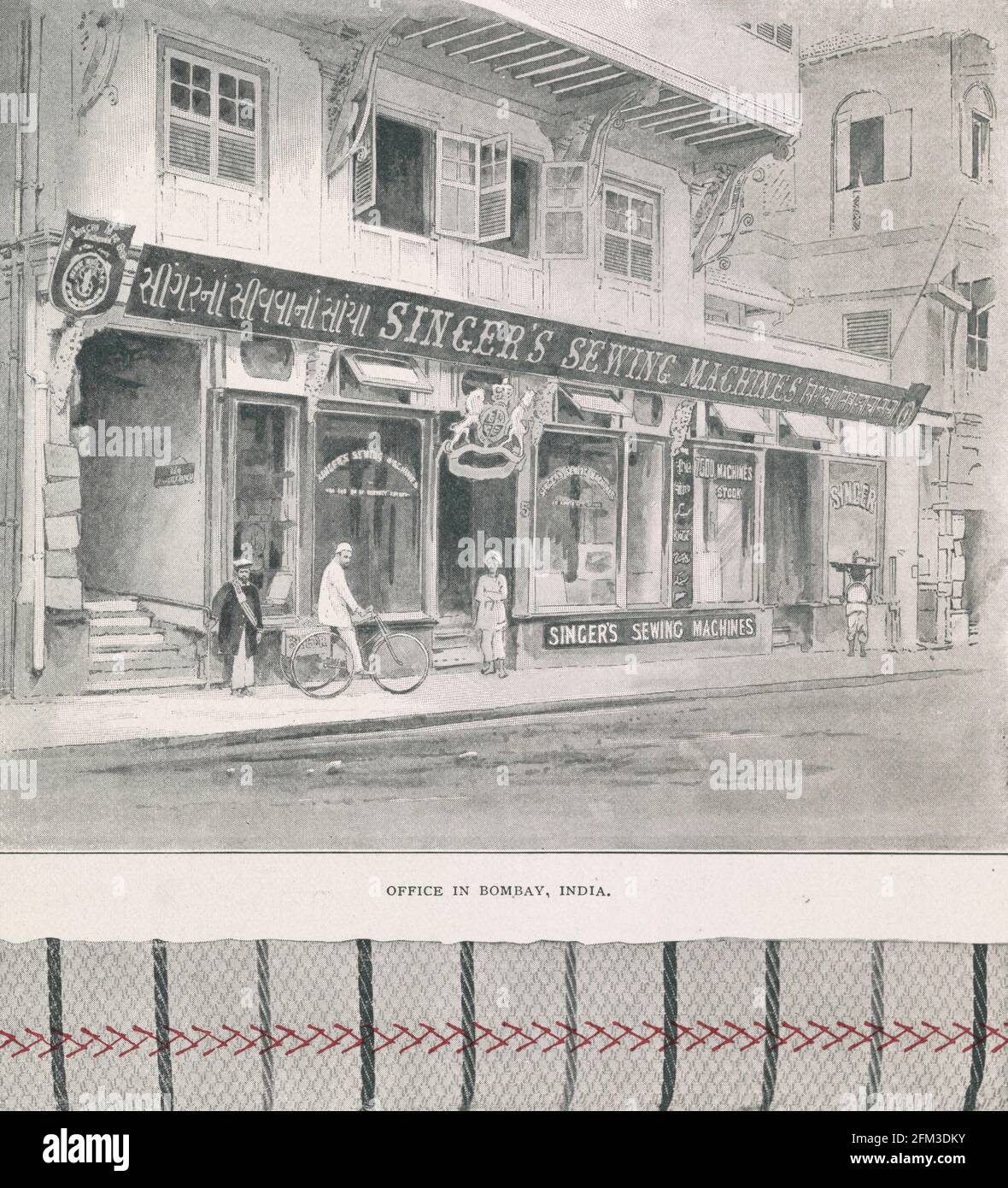 La impresión muestra una vista de la calle del exterior de la oficina de Singer Sewing Machine en Bombay, India, con un hombre en bicicleta y otras personas en frente del edificio. Debajo de la imagen de la oficina hay una vista de cerca de un pedazo de tela tejida con puntos de la cruz rojos a través de ella, 1897 Foto de stock