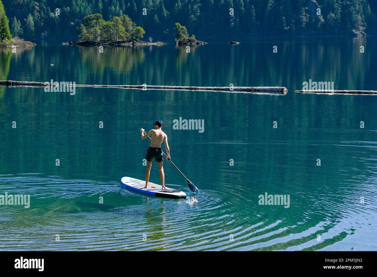 Póngase en pie paddleboarder, Gordon Bay Provincial Park, Cowichan Lake, British Columbia, Canadá Foto de stock
